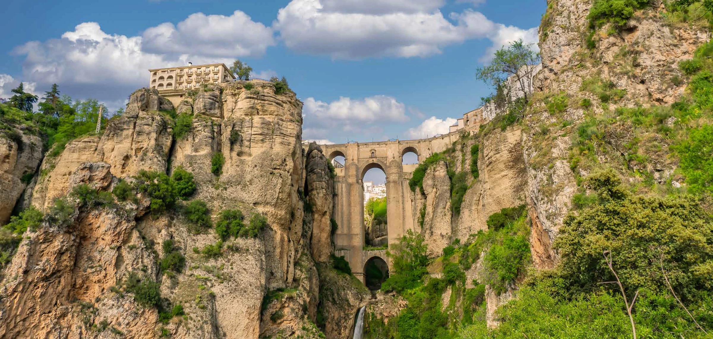 Puente Nuevo de Ronda visto desde el interior del Tajo